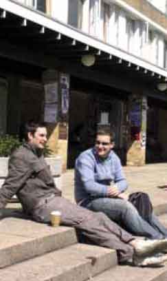 Commercial café
during the daytime and a non-profit student
bar in the evening. The windows face the
main thoroughfare.